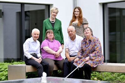 Quartier Wagnerstraße: Jutta Dreher und Sabrina Gürtler treffen sich mit den Mietern zum Gruppenbild.