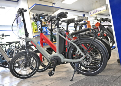 Neue E-Bikes stehen in Reihe zum Verkauf.
