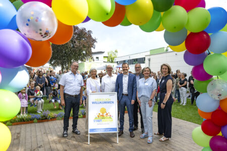 Straelens Bürgermeister Bernd Kuse (m.) freute sich mit dem Team der Lebenshilfe im Kreis Kleve über die heitere Einweihung der neuen Kindertageseinrichtung Im Stadtgarten: (v.l.) Friedhelm Bucksteeg (Aufsichtsratsvorsitzender), Adelheid Ackermann (stv. Aufsichtsratsvorsitzende), Jörg Kador (Vorstand), Stephan R. Brockschmidt (Vorstand), Andrea Weyers (Fachbereichsleiterin) und Bianca Verbraeken-Pohland (KiTa-Leiterin). (Foto: Thomas Momsen / Lebenshilfe im Kreis Kleve).