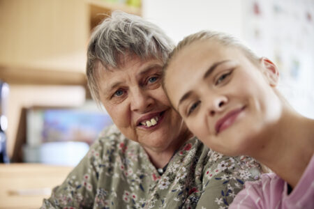 Eine junge und eine ältere Frau machen ein Selfie.