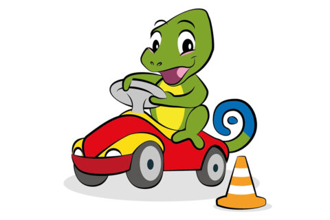 Chamäleon Carlo fährt Bobby-Car.