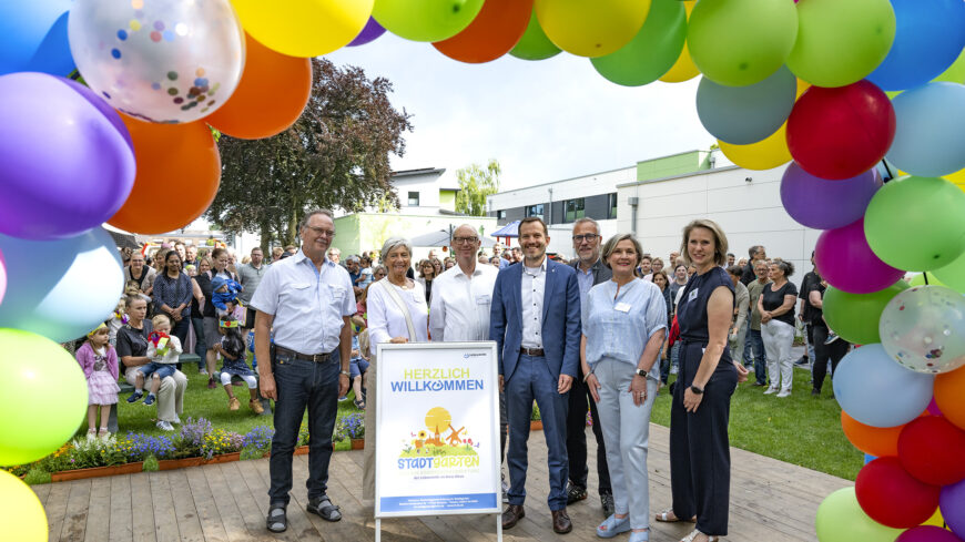 Straelens Bürgermeister Bernd Kuse (m.) freute sich mit dem Team der Lebenshilfe im Kreis Kleve über die heitere Einweihung der neuen Kindertageseinrichtung Im Stadtgarten: (v.l.) Friedhelm Bucksteeg (Aufsichtsratsvorsitzender), Adelheid Ackermann (stv. Aufsichtsratsvorsitzende), Jörg Kador (Vorstand), Stephan R. Brockschmidt (Vorstand), Andrea Weyers (Fachbereichsleiterin) und Bianca Verbraeken-Pohland (KiTa-Leiterin). (Foto: Thomas Momsen / Lebenshilfe im Kreis Kleve).