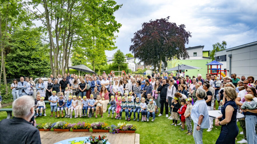 Vorstand Stephan R. Brockschmidt begrüßt die Gäste der Einweihungsfeier.