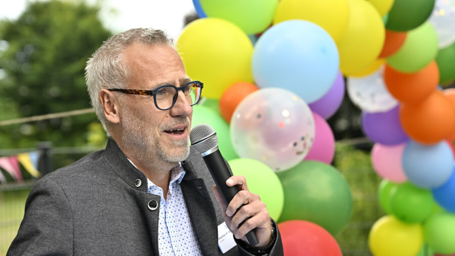 Vorstand Stephan R. Brockschmidt begrüßt die Gäste der Einweihungsfeier.