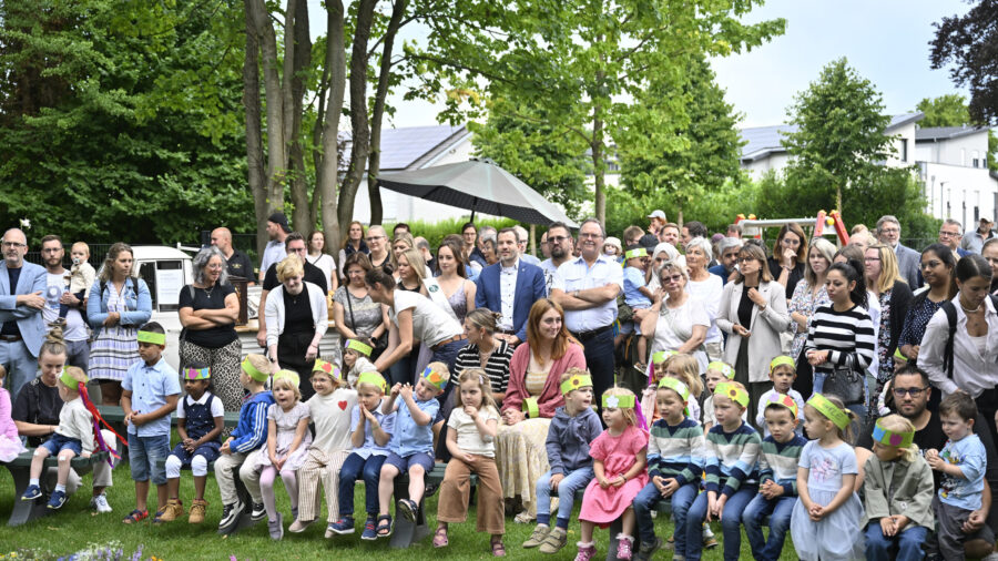 Die Gäste hören den Grußworten zu.