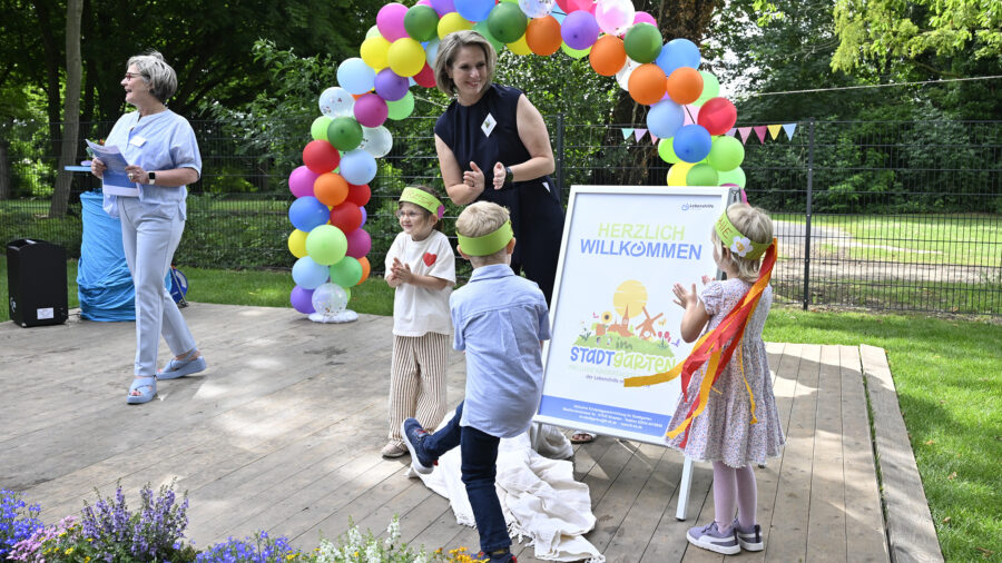 Kita-Leiterin Bianca Verbraeken-Pohland freute sich gemeinsam mit den Kindern über eine gelungene Einweihungsfeier.